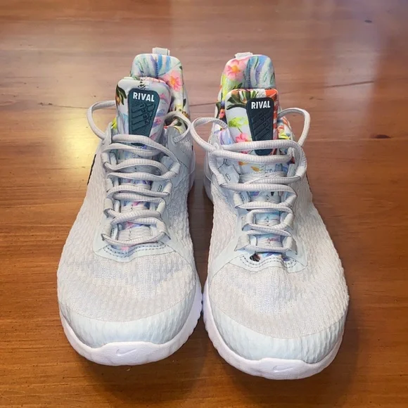 Nike Renew Rival Premium size 8 light gray/ floral  lightweight knit material - Picture 3 of 10